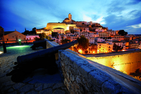 Dalt Vila al anochecer